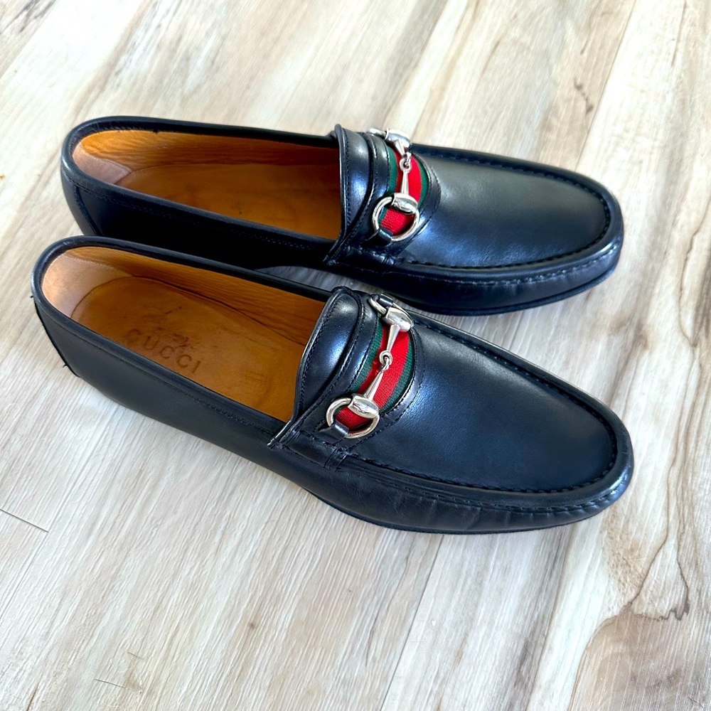 Black mint condition old school Gucci leather loafers with Gucci ribbon bit